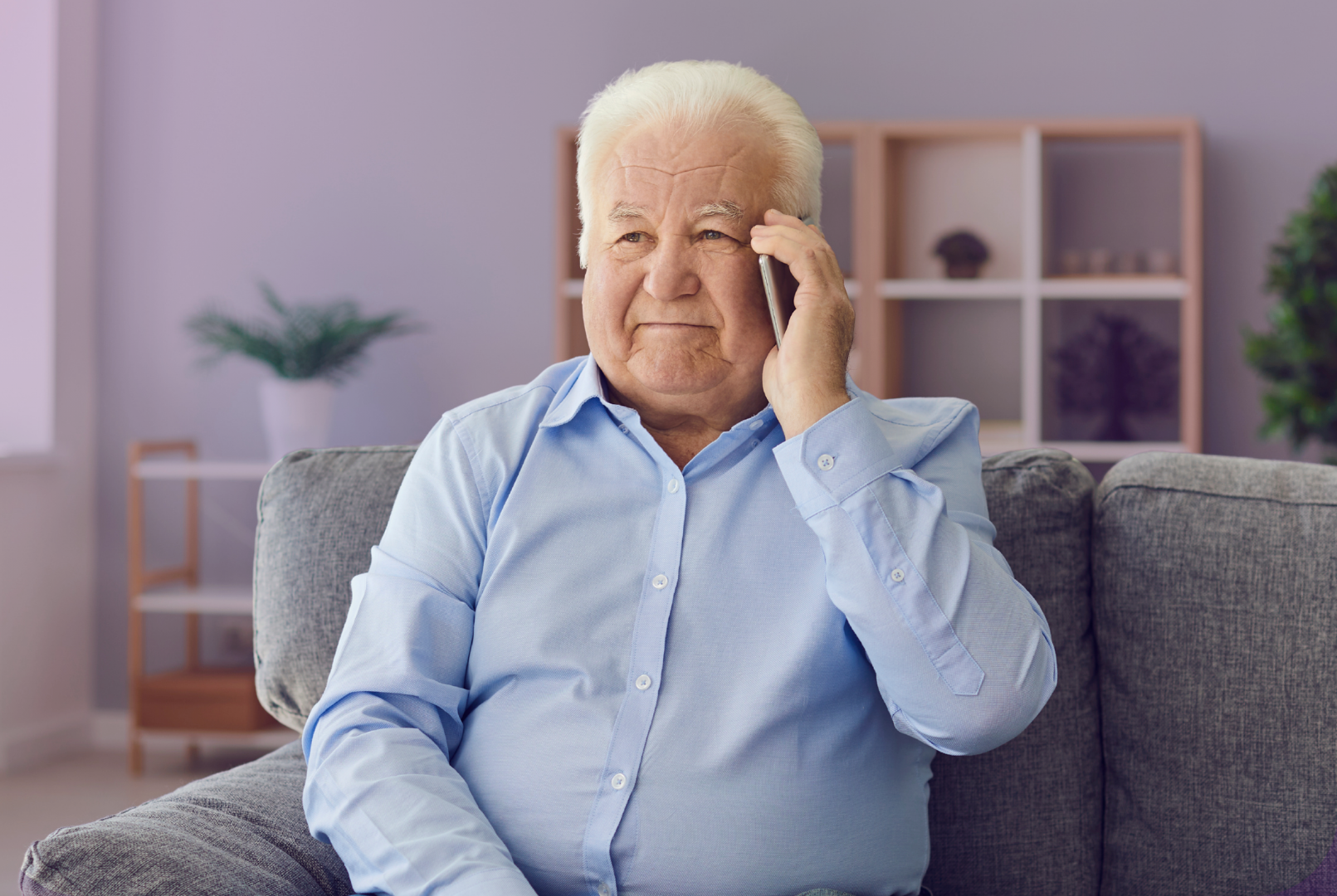 Abuela feliz usando ordenador