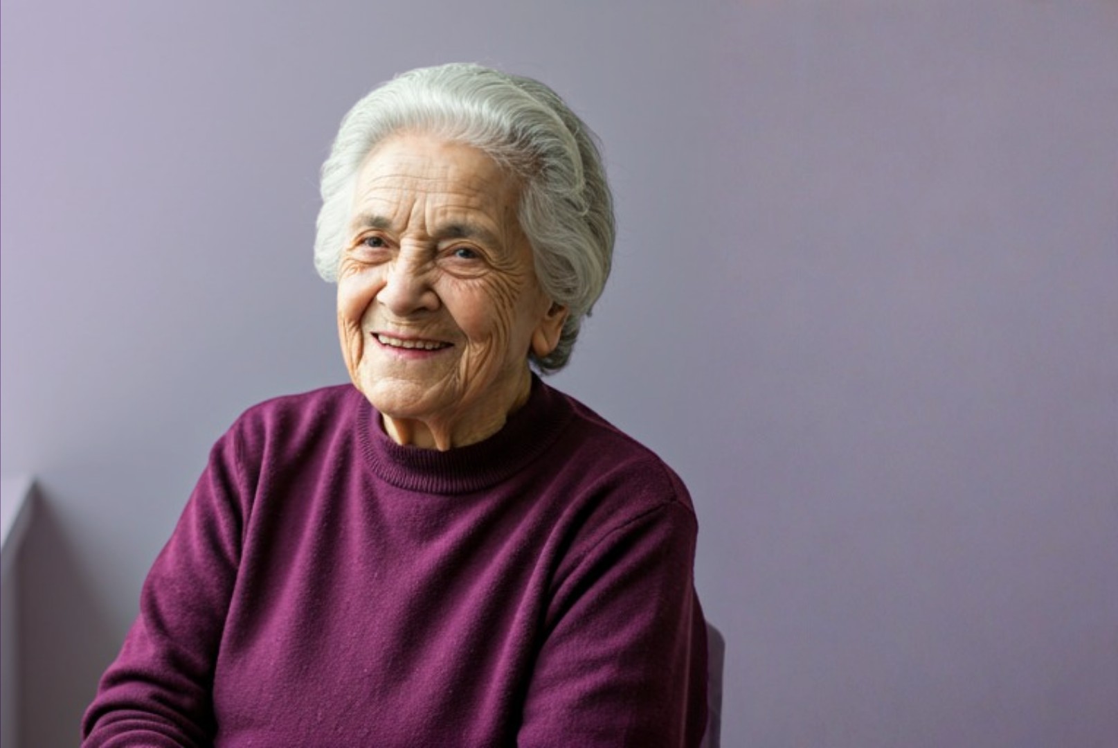 Señora mayor segura hablando por teléfono